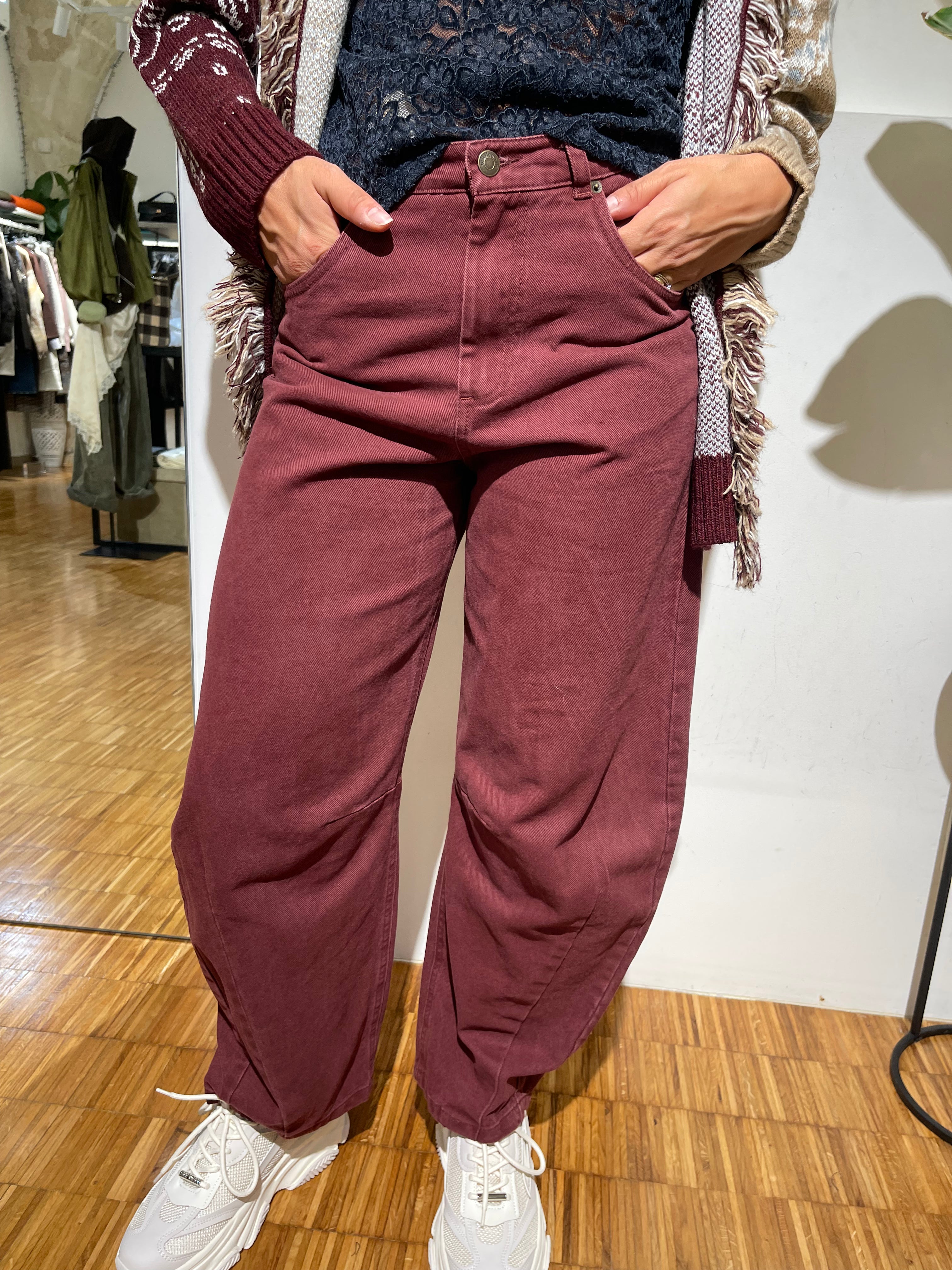JEANS BORDEAUX BARREL TENSIONE IN