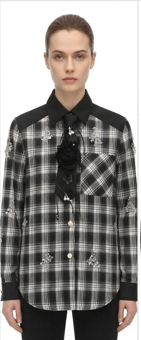 CAMICIA CON CRAVATTA E APPLICAZIONI